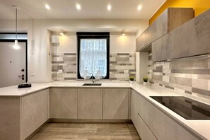 Kühlschrank, Ofen, Herdplatte, Geschirrspüler