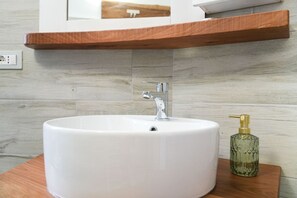 Douche, sèche-cheveux, bidet