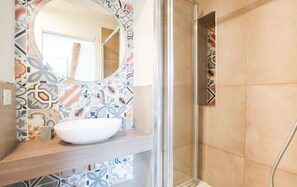 Shower, hair dryer, bidet, towels