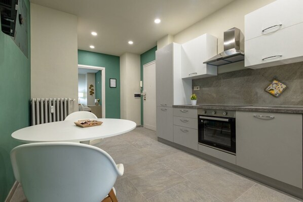 Frigorifero, forno, piano cottura, lavastoviglie