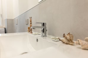 Chuveiro, secador de cabelo, bidê, toalhas de banho