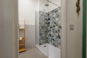 Shower, hair dryer, bidet, towels