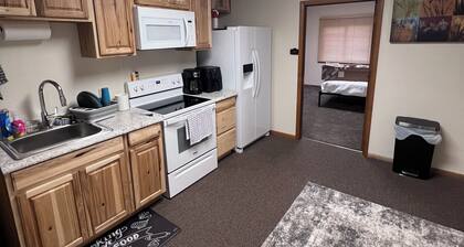 Cozy 2-bedroom apartment with WiFi, AC in midtown Billings