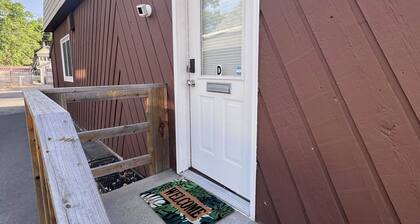 Cozy 2-bedroom apartment with WiFi, AC in midtown Billings