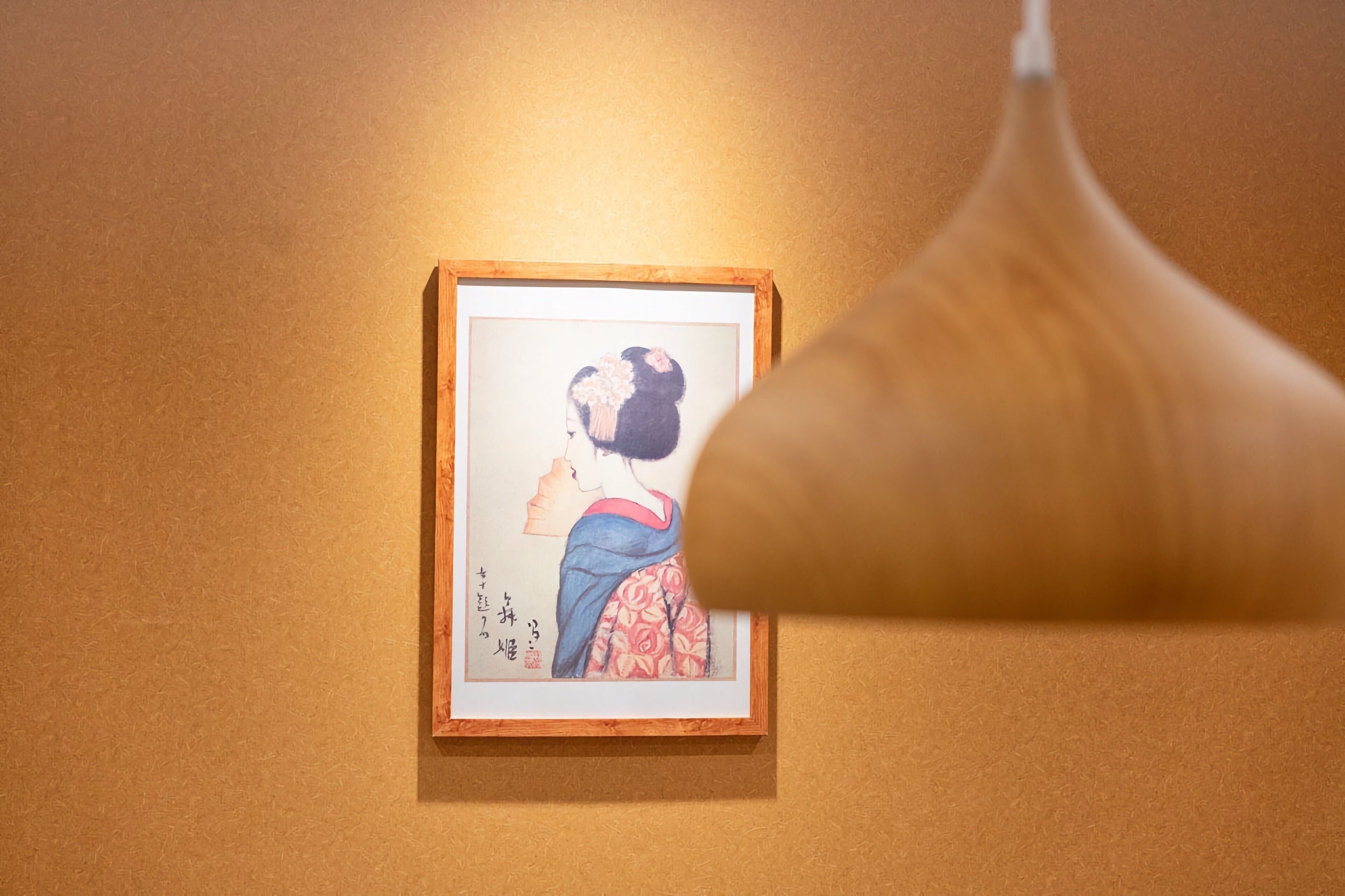 Ein gerahmtes Kunstwerk an einer Wand.