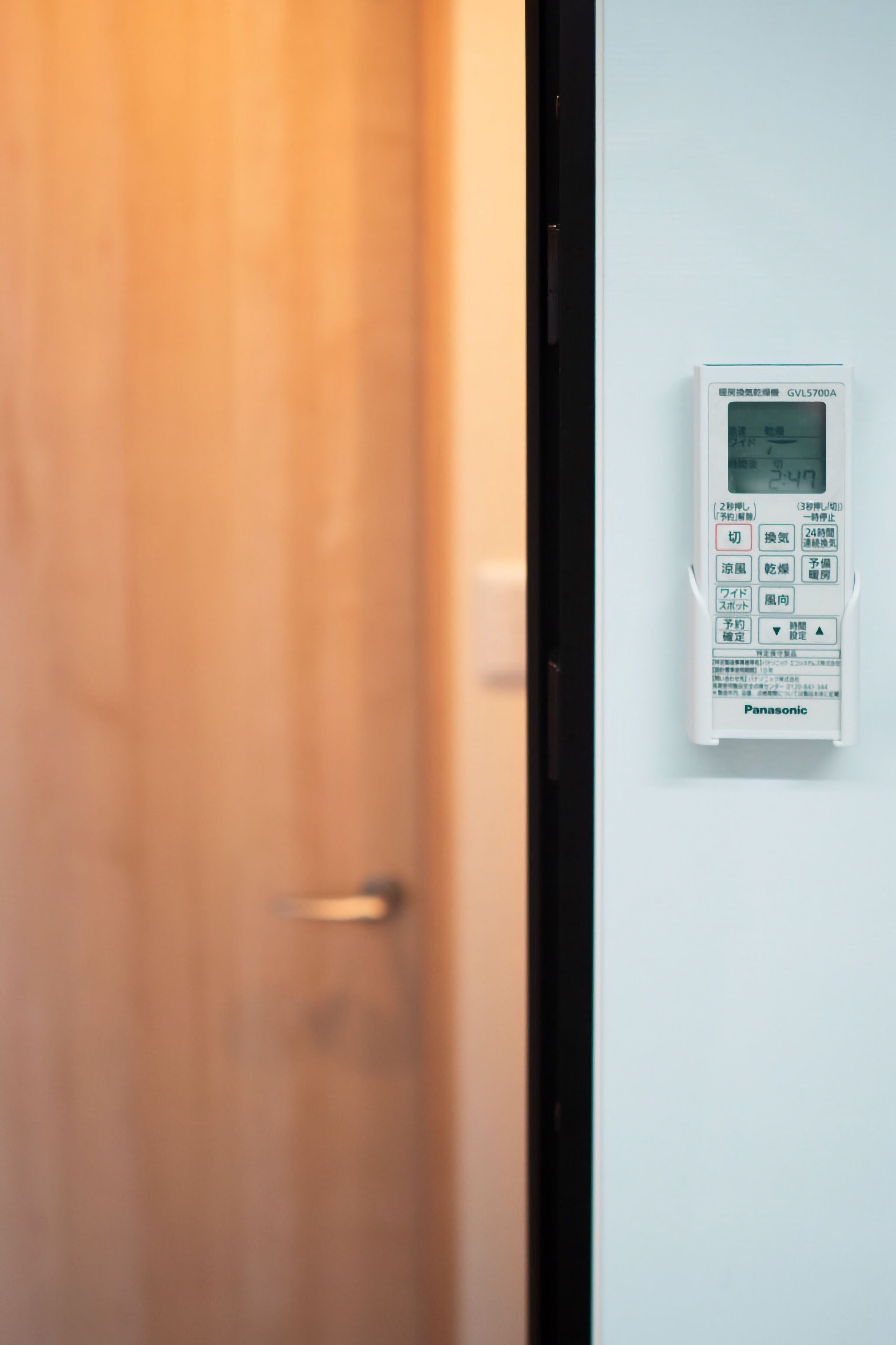 A thermostat mounted on a wall, displaying a temperature of 3.4°C.