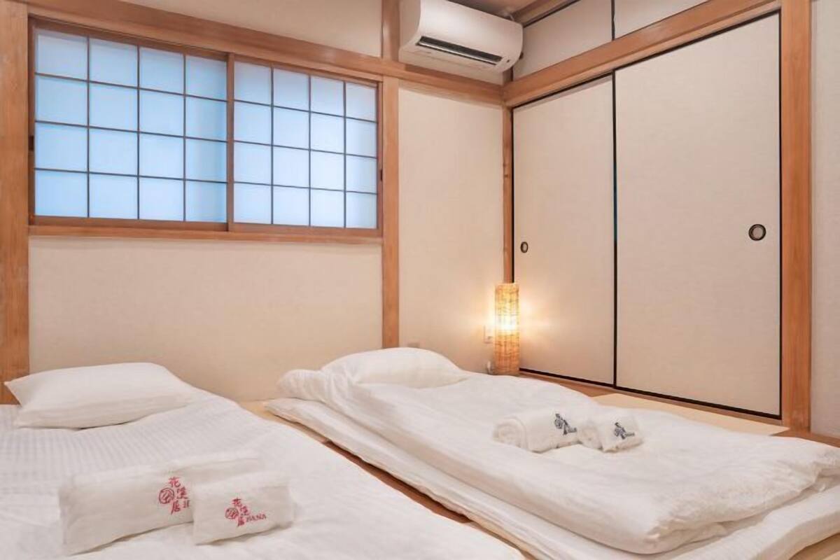 Desk, laptop workspace, WiFi (free), bed sheets