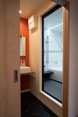 Tripla familiare | Bagno | Vasca e doccia separate, soffione a pioggia, set di cortesia firmato