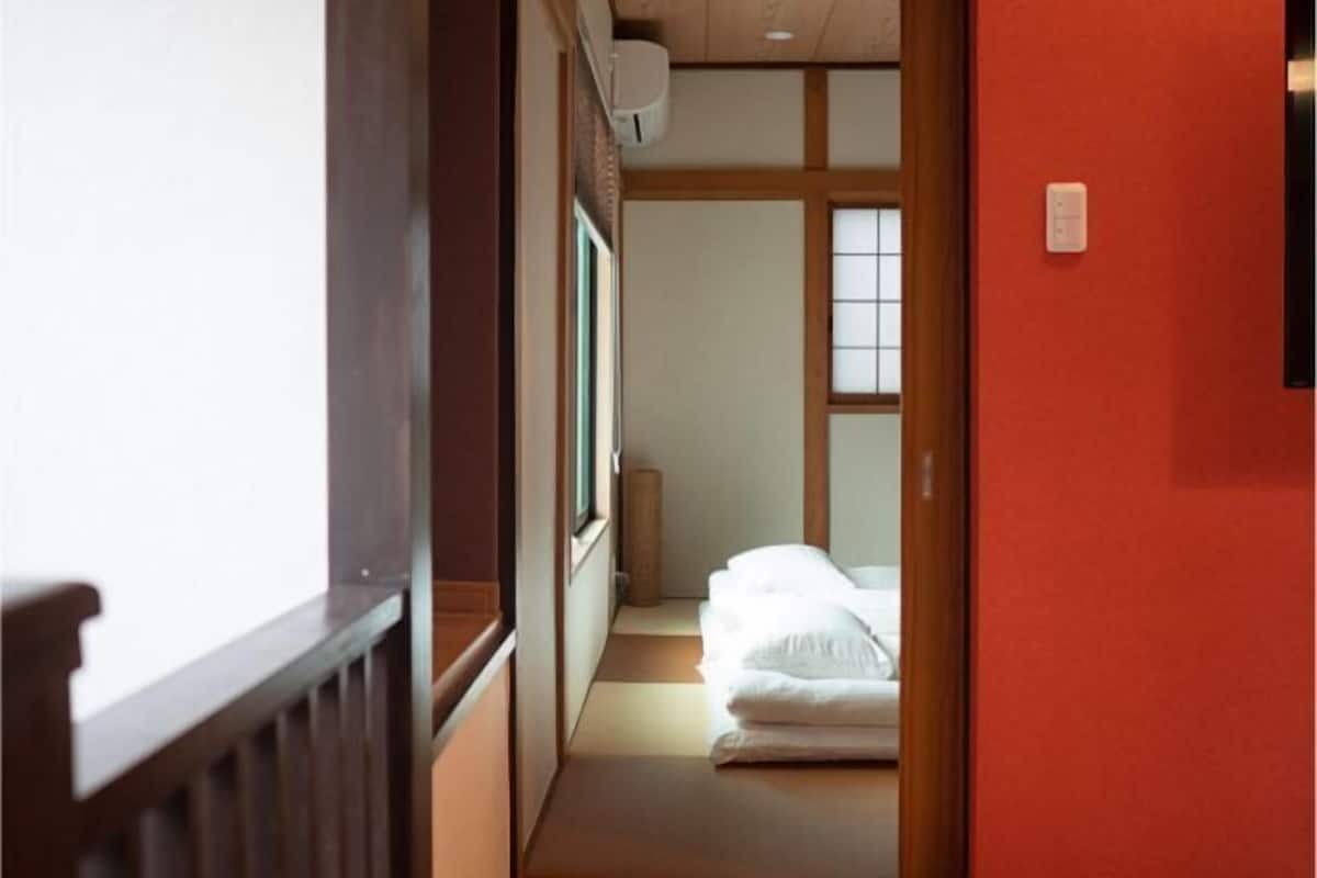 Desk, laptop workspace, WiFi (free), bed sheets