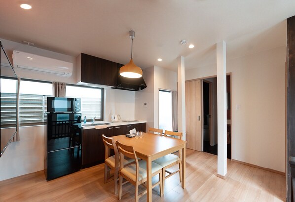 Chambre Triple Familiale | Coin séjour