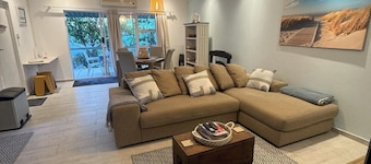 Cottage - Sleeps 4 - Pet friendly - Pool - Parking