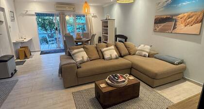 Cottage - Sleeps 4 - Pet friendly - Pool - Parking