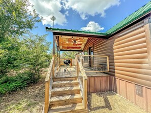 Terrace/patio - Apache Log Cabin - Walk to Lake, Pet Friendly (Somerville)