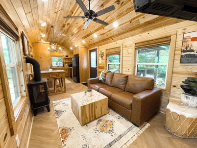 Apache Log Cabin - Walk to Lake, Pet Friendly