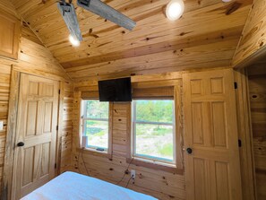 1 bedroom, iron/ironing board, free WiFi, bed sheets - Apache Log Cabin - Walk to Lake, Pet Friendly (Somerville)