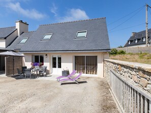 Outdoor dining - La Roselière by Interhome (Guissény)