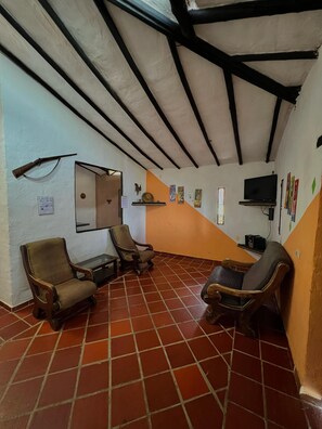 Familien-Ferienhütte, Bergblick | Wohnbereich | Flachbildfernseher