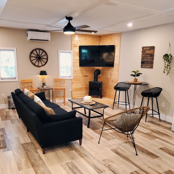 Smart-TV, Kamin, Stereoanlage