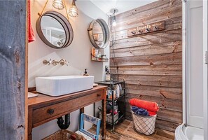 Dusj, hårføner, håndklær og såpe