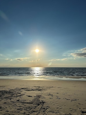 Beach nearby - Sunset Aware Cottage, beach block with water views (Lower Township)