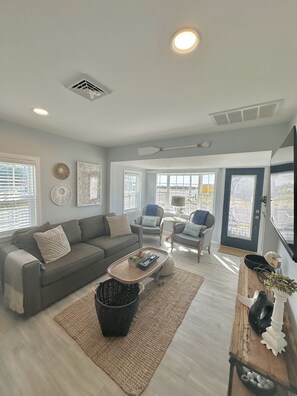 Smart TV, books - Relax here with beach views, steps to the beach, fenced in yard, pet friendly (Lower Township)