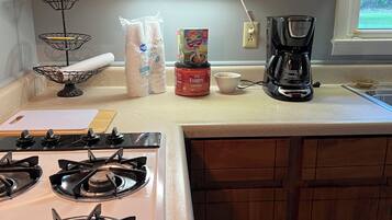 Micro-ondes, four, plaque de cuisson, cafetiĂšre/bouilloire