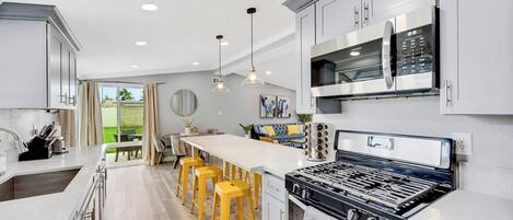 Kylskåp, mikrovågsugn, ugn och spishäll