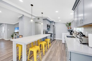 Een koelkast, een magnetron, een oven, een kookplaat