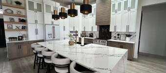 Balloon Fiesta house in Albuquerque with roof deck, and beautiful views! 