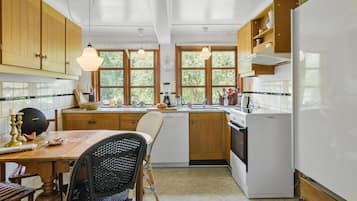 Frigorífico, placa de cocina, lavavajillas y cafetera o tetera