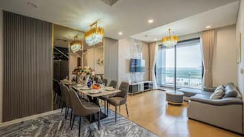 Presidential Suite, 2 Bedrooms, Club Lounge Access, Pool View | Egyptian cotton sheets, premium bedding, down comforters
