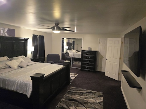 Spacious 4-bedroom house in Charlton Heights with hottub & game room