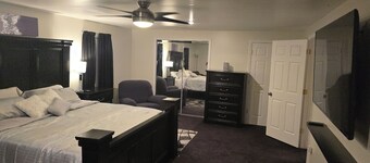 Spacious 4-bedroom house in Charlton Heights with hottub & game room