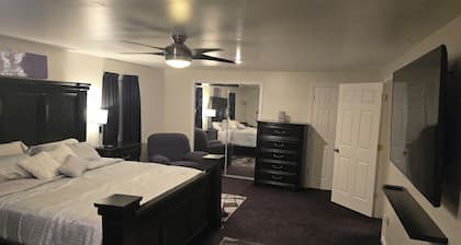 Spacious 4-bedroom house in Charlton Heights with hottub & game room