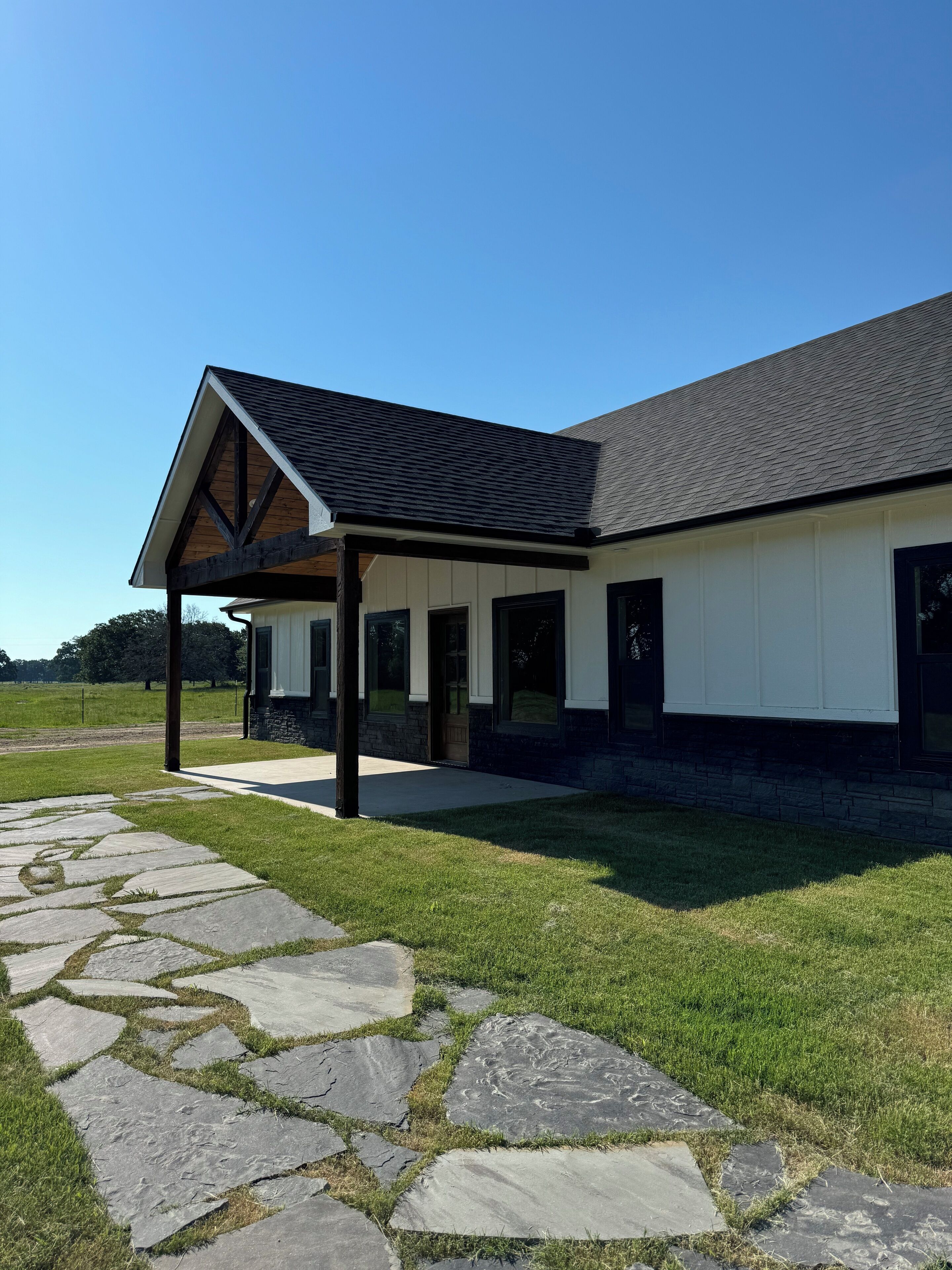 Charming 3-bedroom new build close to Bois d Arc Lake outside of Honey Grove TX 