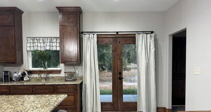 Charming 3-bedroom new build close to Bois d Arc Lake outside of Honey Grove TX