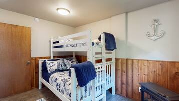 2 bedrooms, iron/ironing board, internet, bed sheets