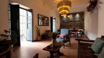 House | Living room | 40-inch Smart TV with digital channels, Netflix, streaming services