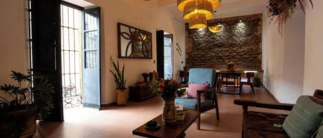 House | Living room | 40-inch Smart TV with digital channels, Netflix, streaming services