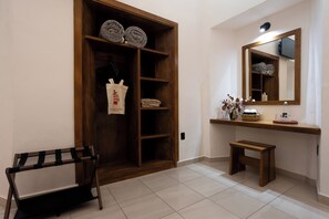 Couette en duvet d'oie, matelas mémoire de forme, rideaux occultants