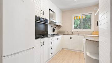 Een koelkast, een magnetron, een oven, een vaatwasser