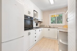 Kühlschrank, Mikrowelle, Ofen, Geschirrspüler