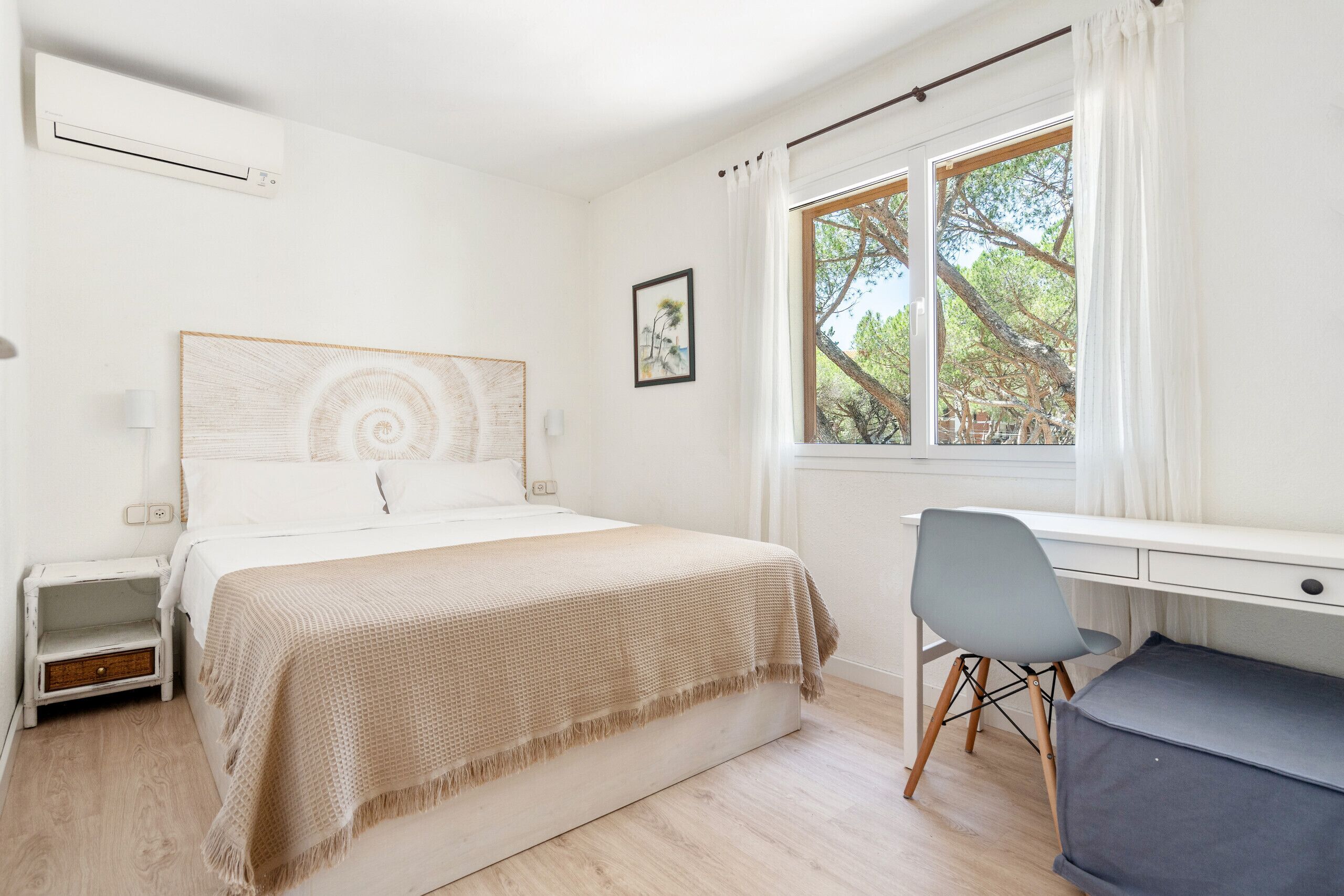 1 slaapkamer, een strijkplank/strijkijzer, beddengoed