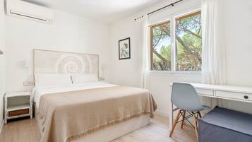 1 slaapkamer, een strijkplank/strijkijzer, beddengoed