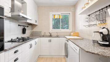 Kühlschrank, Mikrowelle, Ofen, Geschirrspüler