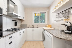 Réfrigérateur, micro-ondes, four, lave-vaisselle