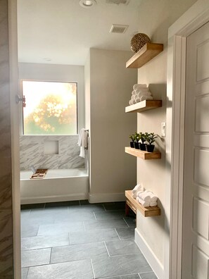 Hårføner, håndklær, såpe og sjampo