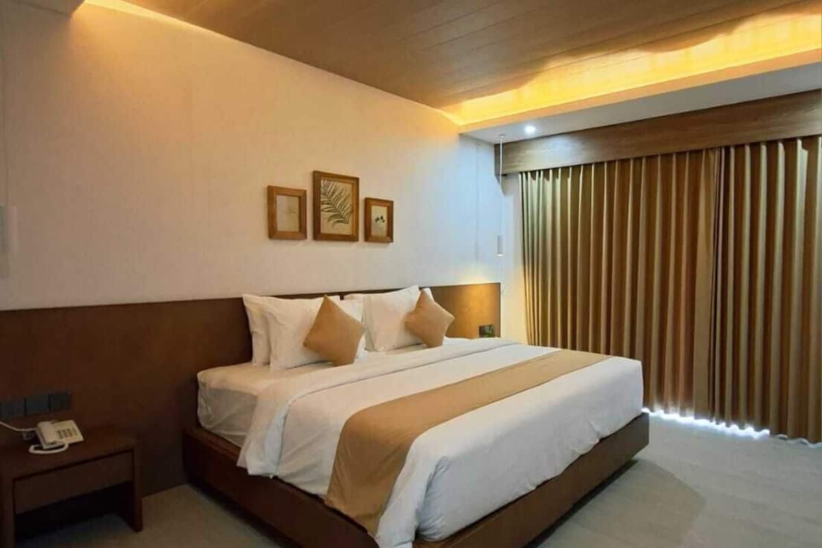 Quarto casal ou duplo luxo, sacada, vista para a piscina | 1 quarto, cofres nos quartos, espaço de trabalho para notebook