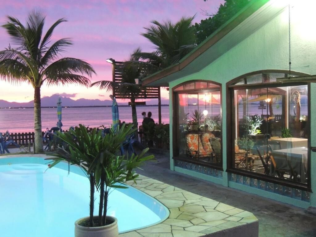 Piscina externa, funciona das 10h às 20h, guarda-sóis, espreguiçadeiras