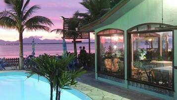 Piscina externa, funciona das 10h às 20h, guarda-sóis, espreguiçadeiras